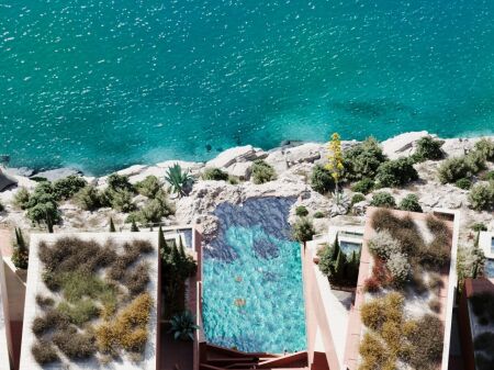 Terrarosa Residence – Borsh, Riviera Shqiptare
Terrarosa Residence është një kompleks rezidencial i ri në ndërtim, i pozicionuar në vijën e parë të detit në Borsh, një nga zonat me zhvillimin më të shpejtë në Rivierën Shqiptare. Projekti është konceptuar si një rezidencë premium me densitet të ulët ndërtimi, hapësira të gjelbra dhe arkitekturë moderne mesdhetare që harmonizohet me natyrën përreth. 
Të gjitha apartamentet kanë pamje të plotë panoramike nga deti dhe veranda të mëdha të pajisura me jacuzzi private, duke ofruar një eksperiencë jetese resort gjatë gjithë vitit. Orientimi optimal dhe hapësirat e jashtme e bëjnë pronën ideale si për përdorim personal ashtu edhe për investim turistik me standard të lartë. 
Kompleksi do të përfshijë: 
akses të dedikuar për rezidentët 
ambiente relaksi dhe shëtitore 
parkim privat 
standard të lartë ndërtimi dhe termoizolim 
administrim rezidencial 
Zona e Borshit po zhvillohet me ritëm të lartë dhe konsiderohet një nga destinacionet me potencialin më të madh të rritjes së vlerës në jug të Shqipërisë, falë gjatësisë së plazhit, natyrës së paprekur dhe projekteve të reja turistike në zhvillim. 
E përshtatshme për: 
shtëpi pushimi luksoze 
investim me qira ditore premium 
investim afatgjatë në riviera 
Disponohen tipologji të ndryshme apartamentesh.