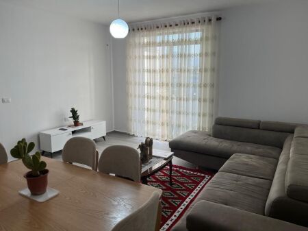 Apartament 3+1+2 me qera rruga 5 maj
