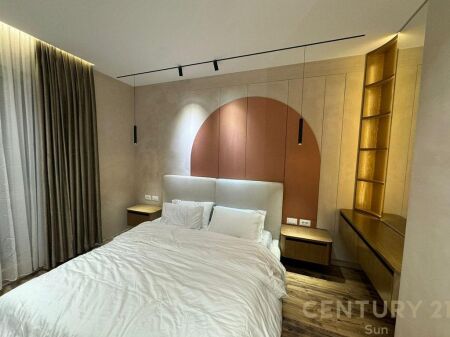 APPARTAMENTO 2+1+2 CON 2 POSTI AUTO IN VENDITA AL Complesso Delijorgji