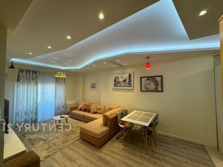 in vendita 1+1 a Komuna e Parisit