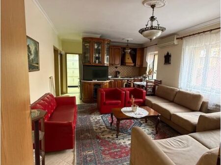 Apartament 3+1+2 Me Qira te Gjimnazi Petro Nini Luarasi