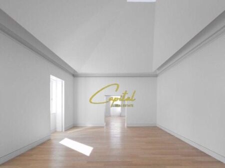 AMBIENT BIZNESI ME QIRA 80 M2 21 DHJETORI 200.000 LEKE