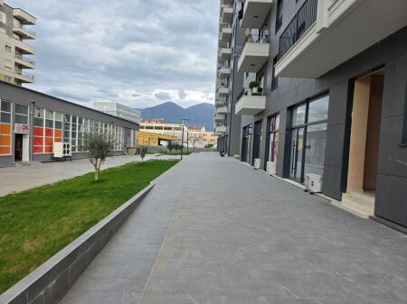 At the New Boulevard Shop for Sale at a Bargain Price, 2700 Euro/m2