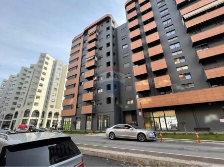 Ofrohet dyqan me qira !