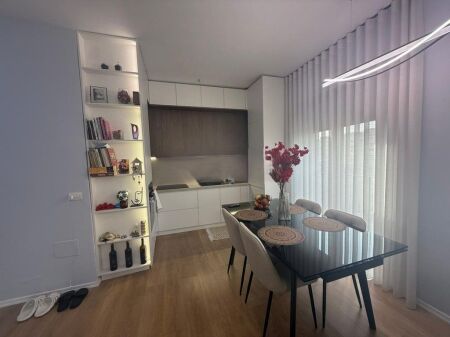 Shitet apartament 1+1 tek kompleksi 5D Pocelan , prane TV klan