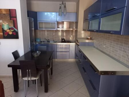 Apartament 2+1+2 me qira tek komuna e Parisit