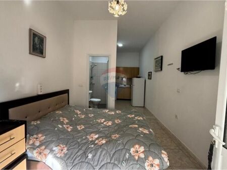 Monolocale in affitto – 150 m dal mare, Lungomare, Vlore (con luce e acqua pagate)
