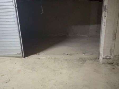 Jepet garazh/ magazine me qera Astir