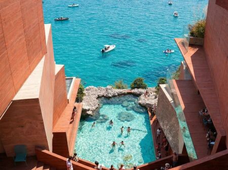 Terrarosa Residence – Borsh, Riviera Shqiptare
Terrarosa Residence është një kompleks rezidencial i ri në ndërtim, i pozicionuar në vijën e parë të detit në Borsh, një nga zonat me zhvillimin më të shpejtë në Rivierën Shqiptare. Projekti është konceptuar si një rezidencë premium me densitet të ulët ndërtimi, hapësira të gjelbra dhe arkitekturë moderne mesdhetare që harmonizohet me natyrën përreth. 
Të gjitha apartamentet kanë pamje të plotë panoramike nga deti dhe veranda të mëdha të pajisura me jacuzzi private, duke ofruar një eksperiencë jetese resort gjatë gjithë vitit. Orientimi optimal dhe hapësirat e jashtme e bëjnë pronën ideale si për përdorim personal ashtu edhe për investim turistik me standard të lartë. 
Kompleksi do të përfshijë: 
akses të dedikuar për rezidentët 
ambiente relaksi dhe shëtitore 
parkim privat 
standard të lartë ndërtimi dhe termoizolim 
administrim rezidencial 
Zona e Borshit po zhvillohet me ritëm të lartë dhe konsiderohet një nga destinacionet me potencialin më të madh të rritjes së vlerës në jug të Shqipërisë, falë gjatësisë së plazhit, natyrës së paprekur dhe projekteve të reja turistike në zhvillim. 
E përshtatshme për: 
shtëpi pushimi luksoze 
investim me qira ditore premium 
investim afatgjatë në riviera 
Disponohen tipologji të ndryshme apartamentesh.