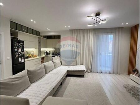 Vendesi in vendita 2+1+2 vicino allo Stadio Dinamo