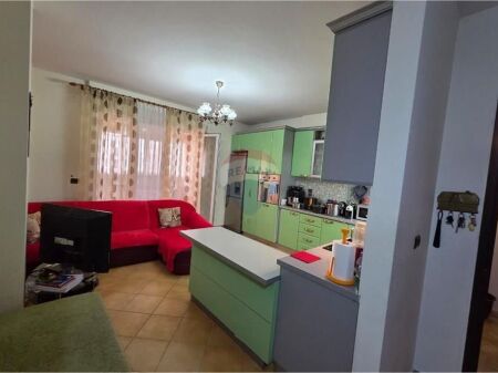 Apartament 1+1 per shitje tek Komuna e Parisit