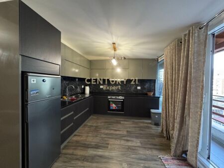 AFFITTIAMO APPARTAMENTO 1+1 CON VERANDA FRONTE STRADA KODRA E DIELLIT|GIARDINO BOTANICO! 700 € /Mese