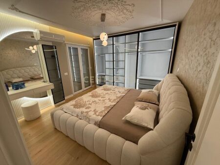 🏡 Vendesi Appartamento Moderno 2+1+2 con 2 Posti Auto – Centro, Tirana