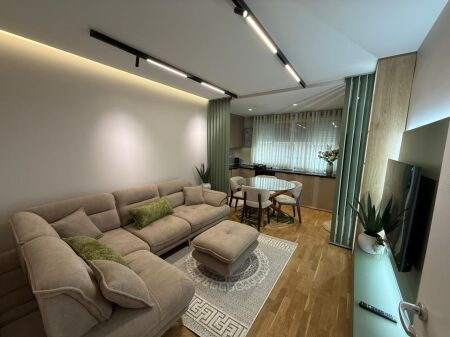 📣 QERA SUPER Apartament 1+1 me Ballkon 📍 Kopeshti Zoologjik, Tirane ✨   🏢 Ndertim i Ri  🪜 Kati 1 (Me Ashensor)  🛋️ Arreduar Me Arkitekt  ✅ I Pa Banuar Me Pare   💶 Cmimi 850 Euro