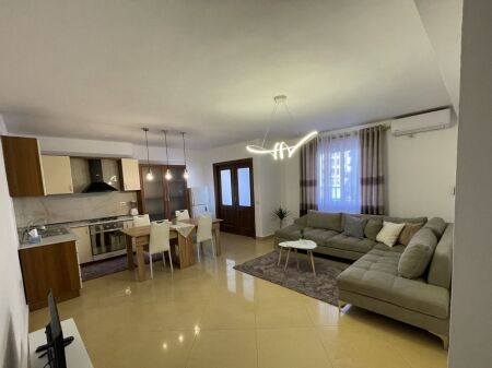 Jepet me qera Apartamenti 2+1, rruga Bardhok Biba prane Qendres ( sheshi Skenderbej) 750 mije leke