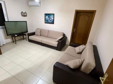 Presso la Moschea di Tabakeve, Via Shyqyri Ishmi, si affitta appartamento arredato 3+1, 800 Euro   