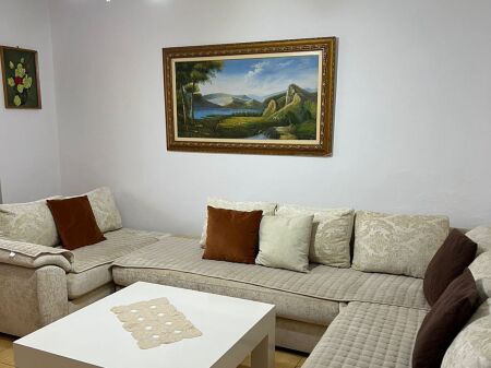 Jepet me qera Apartamenti 1+1 , Oxhaku prane Shkolles se Bashkuar 400 mije leke