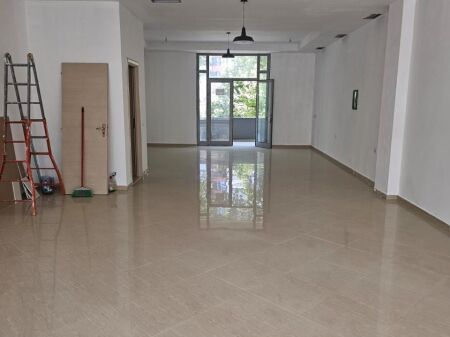 AMBIENTE COMMERCIALE IN VENDITA VICINO A DELIJORGJI