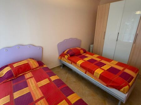 2+1,arredato al complesso colombo,lago secco,750 euro con parcheggio