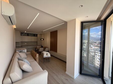 Affittasi appartamento 1+1  📍 Posizione: Residenza Golden Tower, Mine Peza, Tirana 🏢 Piano: 8 (palazzo appena completato) 🛋️ Condizione: Appena arredato 💰 Prezzo: 1200€ / mese