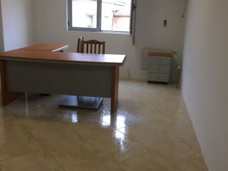 Jepet me qira ambient 1+1 apartament pas Ministrisë së Drejtësisë