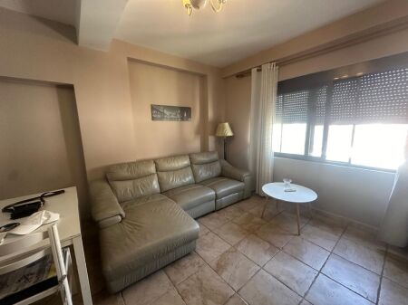 Via Mine Peza, vicino alla Procura di Tirana, si affitta appartamento, 3+1+2, arredato. 70.000 Lek  