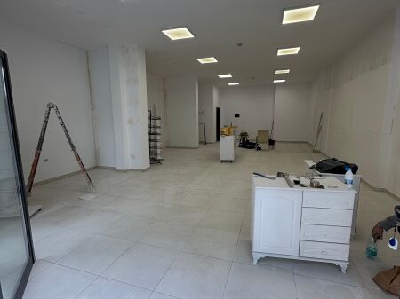 Shop for rent on main street in Yzberisht