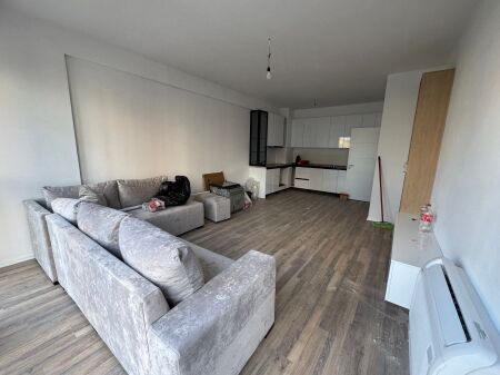 🏢 Jepet me qera apartament 1+1 – 📍Astir, pranë Vilës L2 🏗️ Pallat i sapopërfunduar 🏢 Kati: 7 🏠 Tipologjia: 1+1  💰 Çmimi: 50.000 lekë/muaj