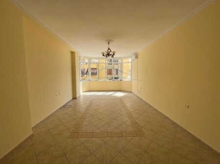 Shitet Apartament 2+1+2, Komuna e Parisit