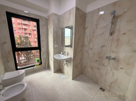 JEPET ME QIRA 2+1 TEK RRUGA E KAVAJES