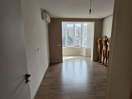 Shitet apartament i ndarë në 2 njësi banimi, ideal për banim  ose investim afatgjatë me kthim të garantuar.