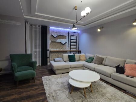 Apartament ne shitje 2+1+2 dhe 2 poste parkimi te fusha e Aviacionit