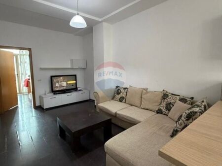 Apartament - Për Qira - Blloku, Tiranë