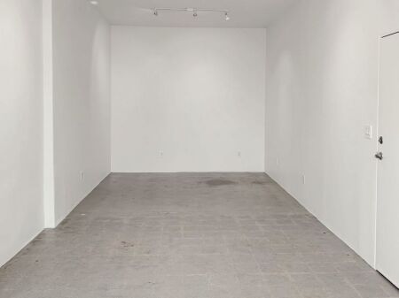 SHOP FOR RENT 30 M2 WILLSON SQUARE 33,000 LEKE