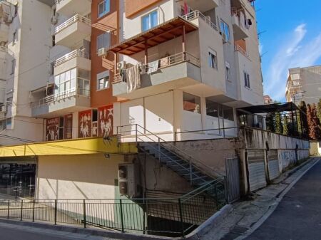 VENDIAMO NEGOZIO VICINO AL RISTORANTE FRESKU 🏬 📐 165 m² spazio interno + 150 m² veranda 📍 Piano 0 | Costruito nel 2014