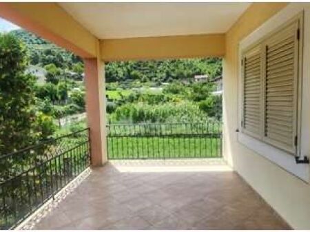 Villa in vendita Peze Helmas