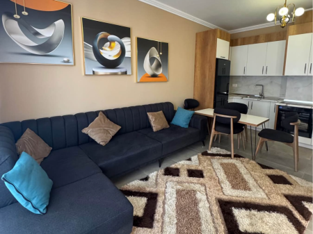 🏡 JEPET ME QIRA – RRUGA “5 MAJI”  Apartament 1+1, totalisht i mobiluar 🛋️ Mobilim bashkëkohor & cilësor ✨ 🏢 Pallat i ri 🛗 Kati 7 me ashensor 📍 Pozicion në rrugë kryesore  💶 Çmimi: 500 Euro/muaj