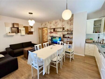 Apartament 2+1 per shitje bashke me post parkimi te perfshire ne cmim tek fusha e Ali Demit