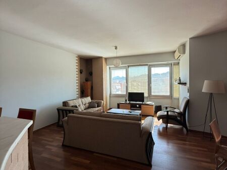 Jepet me qera apartament rr Kavajes