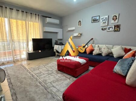 Appartamento 2+1+2 arredato in vendita a Yzberisht, Tirana