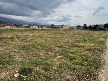 Shitet Tokë në Pogradec, Vetëm 30 m nga Liqeni 60,000 €