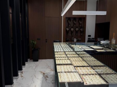 Shitet biznez Argjemdari te rruga e Dibres