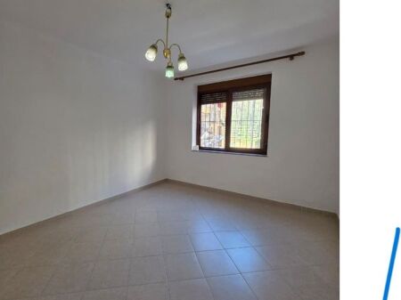 Qera, Ambient per Zyra, Rruga Muhamet Gjollesha, 21 Dhjetori