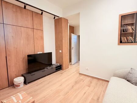 JEPET ME QERA GARSONIERE PRANVERA, DURRES