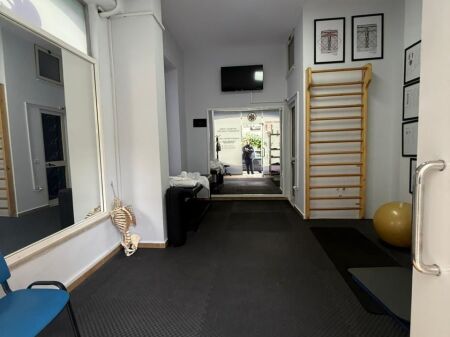 Shitet dyqan tek rruga Fortuzi