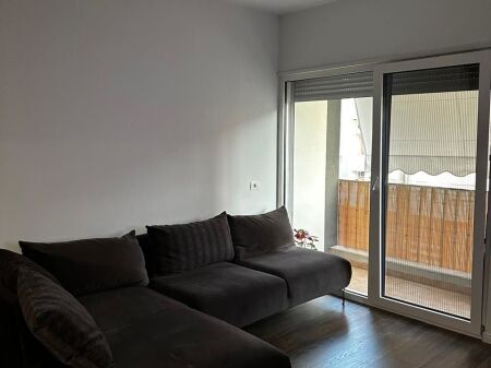 Jepet me qira apartament 1+1 tek Komuna e Parisit