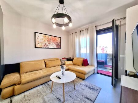 Apartament modern për qira te Pallati Ferrarit – Stadiumi Dinamo 1+1 me 2 ballkone, 70 m² plot dritë dhe komoditet ✨ Në pallatin më të mirë të zonës,