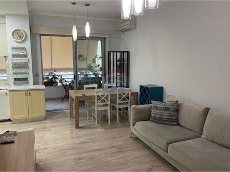 Apartamenti ndodhet tek Liqeni Thate, prane Kapiten Mir Zoti.