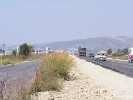 Toke per shitje ne Autostraden Fier-Lushnje