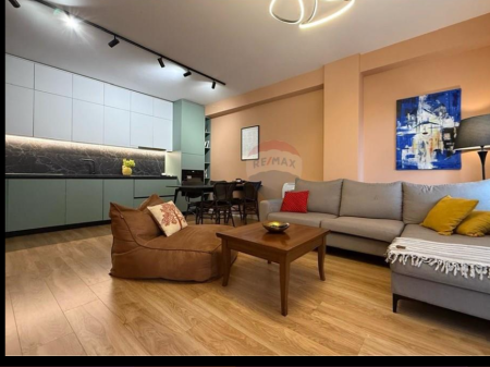 Apartament per shitje 2+1+2 tek Rruga e Barrikadave